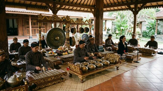 
 Gamelan Jawa: Warisan Bunyi & Filosofi
