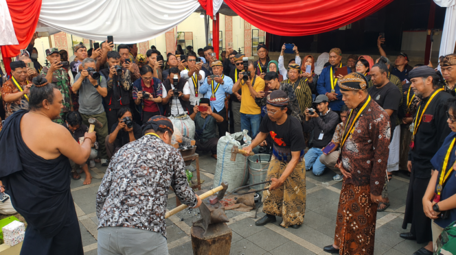 
 Pesta Tempa Pusaka Rakyat Salatiga: Mengintip Proses Penempaan Keris