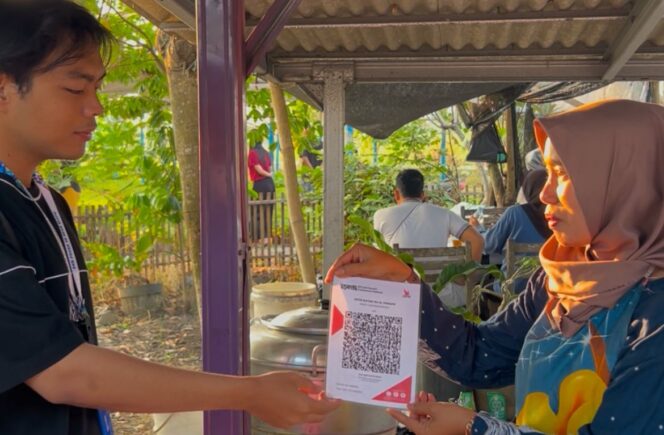 
 KKN Posko 14 UIN Walisongo Fasilitasi Pembuatan QRIS di Pasar Sunrise Klepu